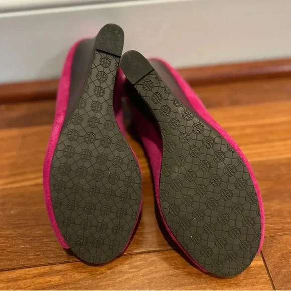 NWOB Lilly Pulitzer Fuchsia w/ Gold Trim Suede Peep Toe Wedge Pumps-Women’s 6.5M - Picture 7 of 7